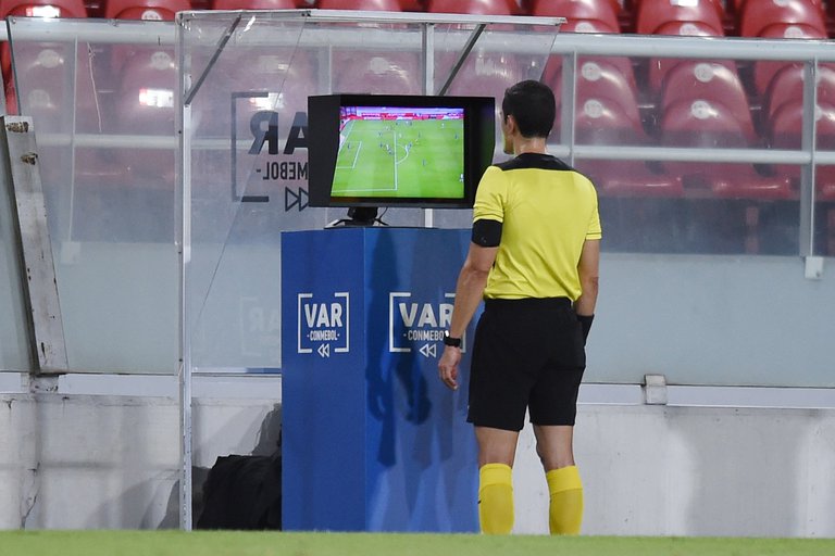 Con polémica por el VAR, River venció 2 a 0 a Nacional por la ida de los cuartos