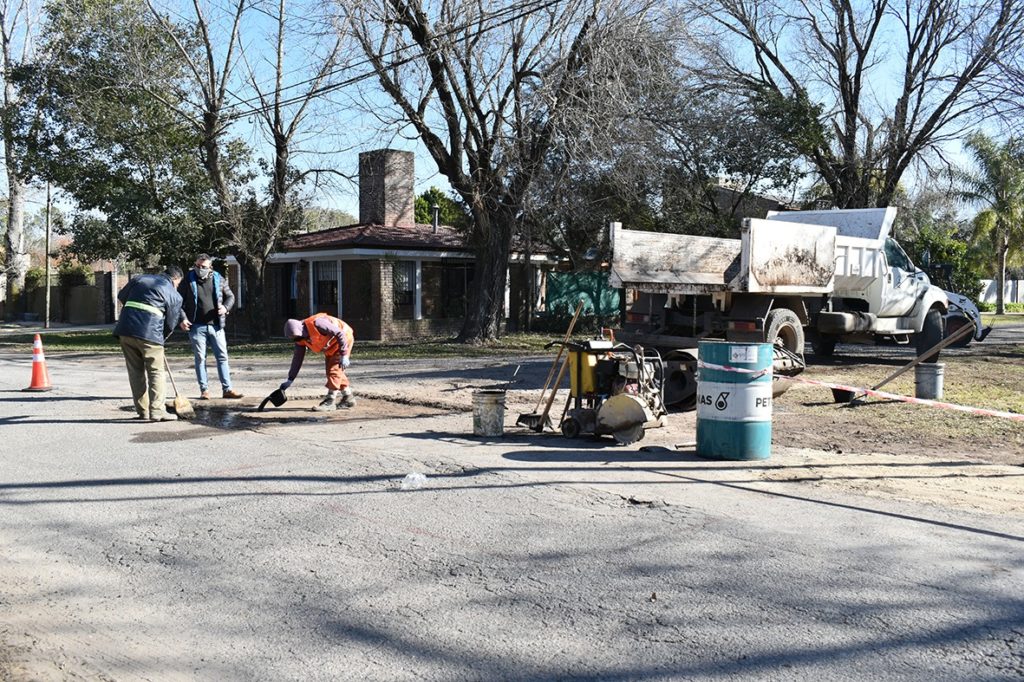 Trabajos de bacheo en calle Rivadavia de Pueblo Esther