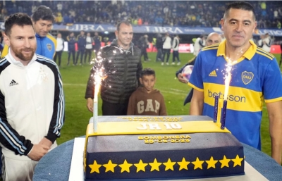 Ovación a Messi en la despedida de Riquelme