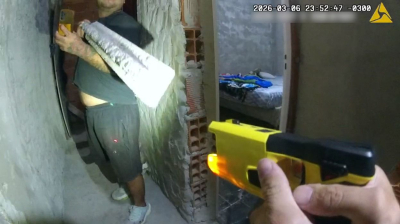La policía utilizó una pistola Taser para reducir a un agresor en un caso de violencia de género