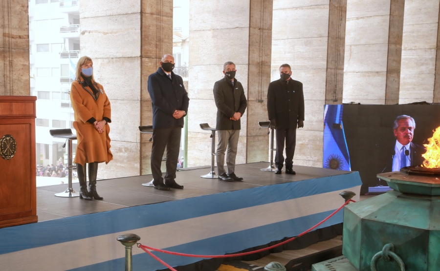 El gobernador encabezó el acto central por el Día de la Bandera