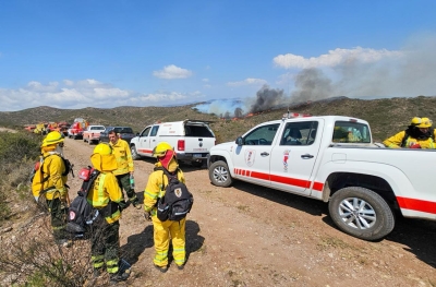 Arduo trabajo de brigadistas santafesinos en el combate de incendios en Córdoba