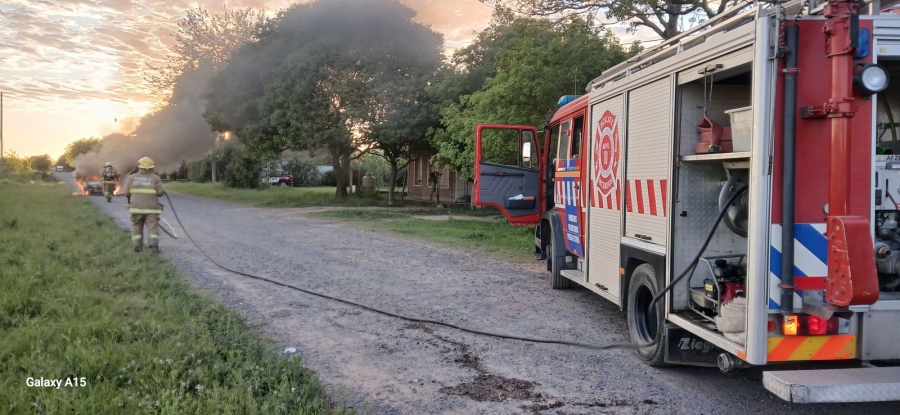 Un automóvil se incendió en Pueblo Esther y terminó con pérdidas totales