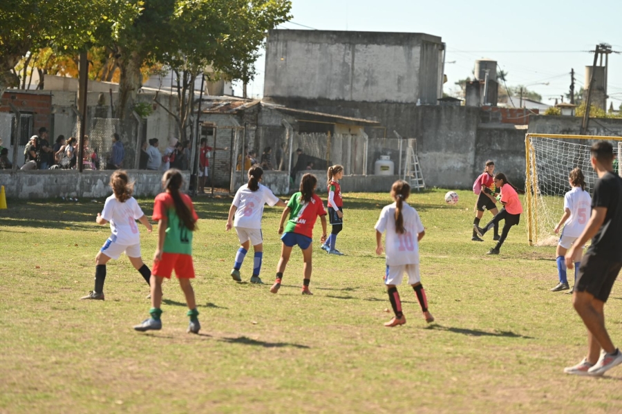 Más de 350 niñas participaron de un encuentro de fútbol femenino infantil