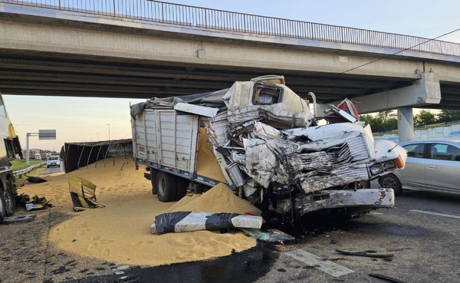 Fuerte choque entre un camión y un micro en la autopista a Buenos Aires