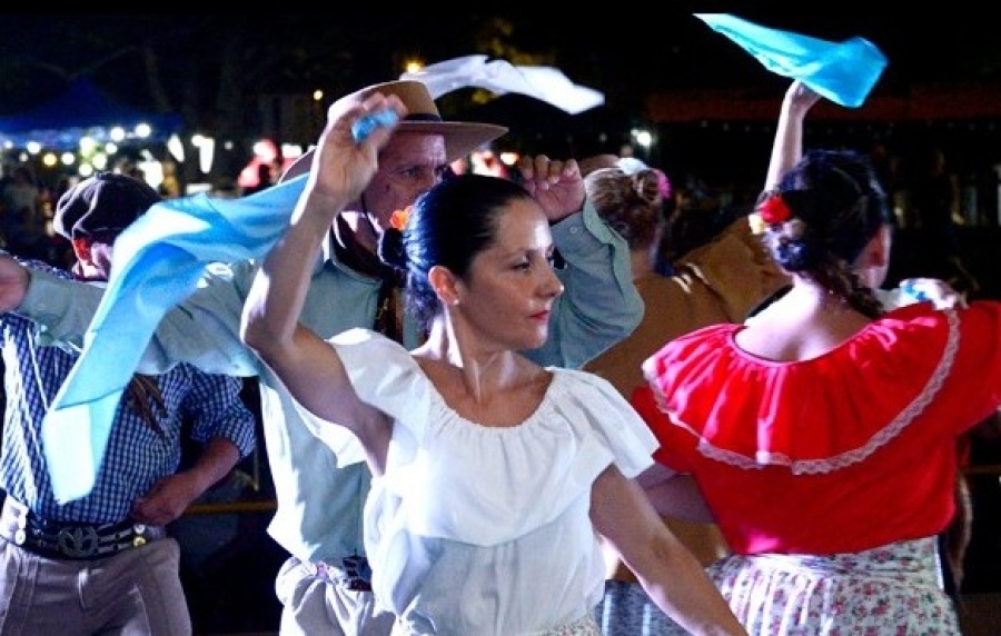 &quot;Día De La Tradición&quot; en la Plaza Del Ferroviario