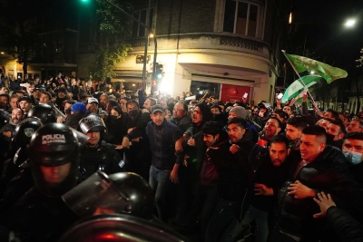 Frente a la casa de Cristina hubo marchas divididas y algunos disturbios