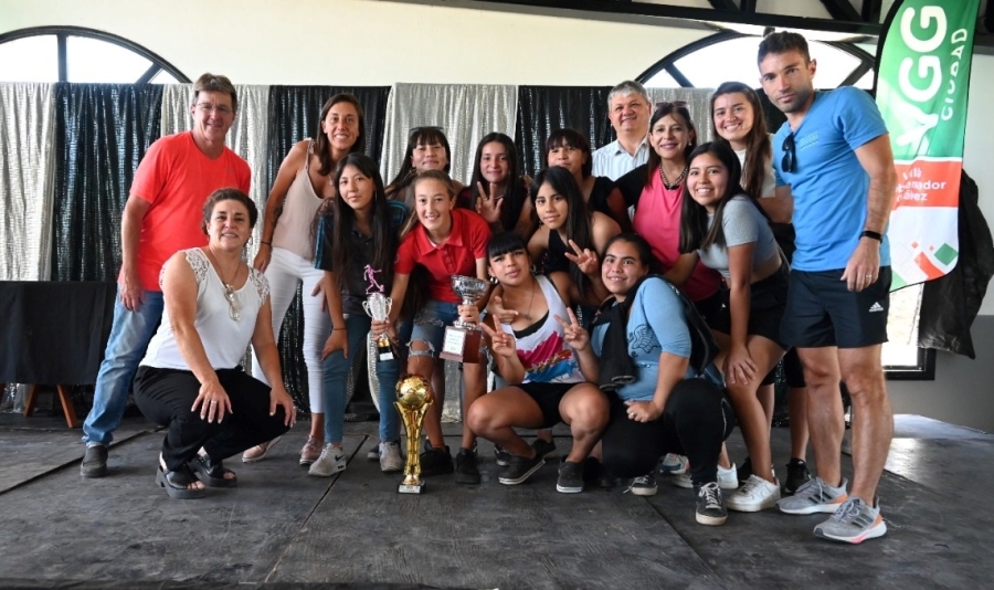 Interescolares VGG: Se llevó adelante la premiación a los participantes de los torneos de fútbol femenino y vóley masculino.