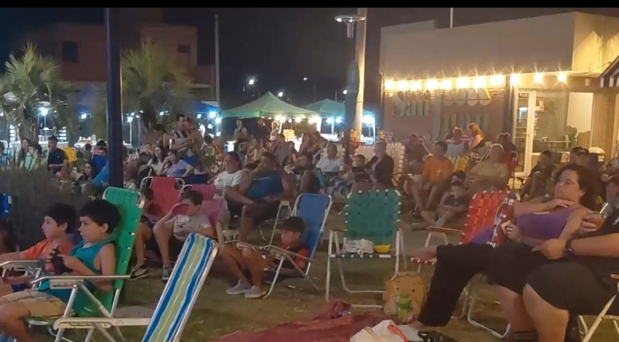 Pueblo Esther vive un fin de semana a puro verano: cine al aire libre, festival de rock y feria