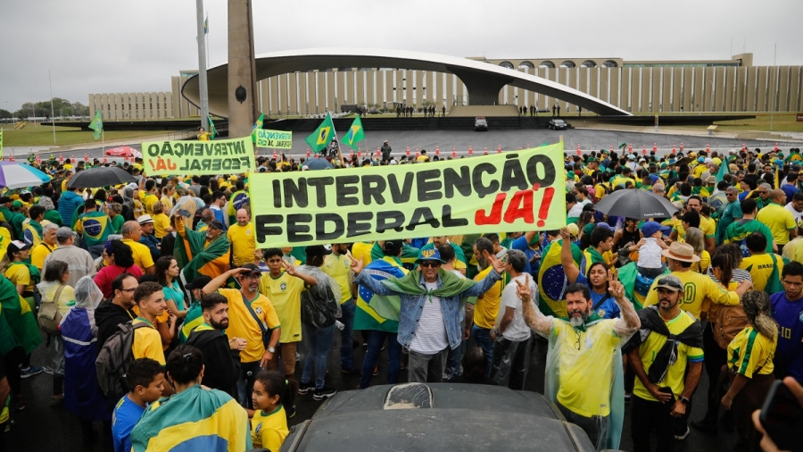 Personas a fines a Bolsonaro fueron a los cuarteles a pedir intervención militar