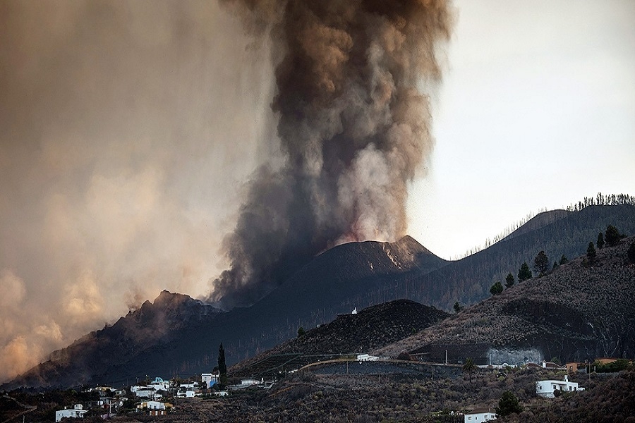 Volcán:  Suspenden vuelos por las cenizas en el Aeropuerto de Isla Palma