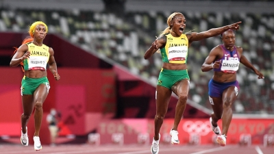 La jamaiquina Thompson-Herah ganó el oro con récord mundial en los 100 metros llanos