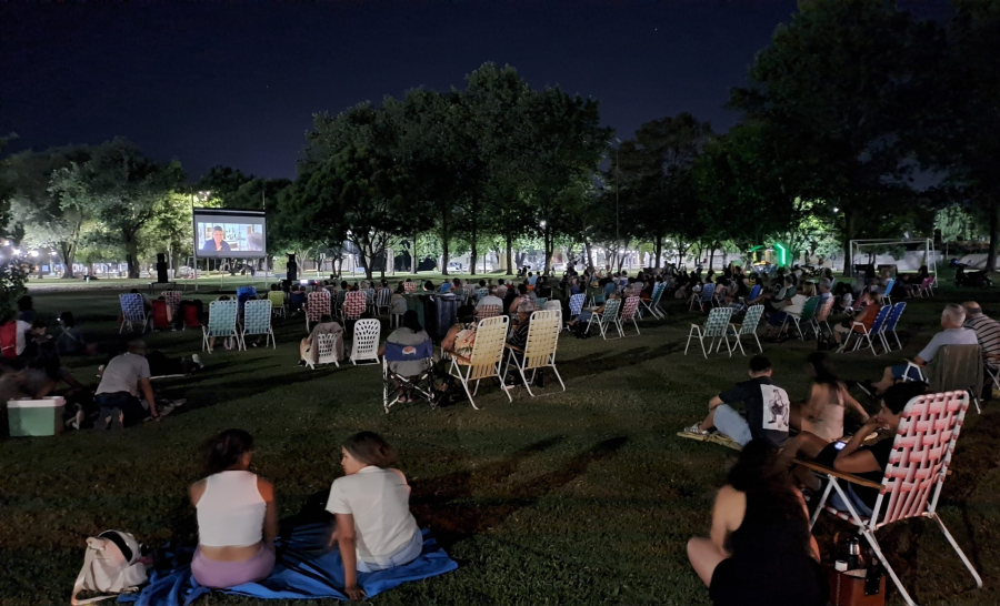 “Cine a la Reposera” llega a Pueblo Esther con una función gratuita en Plaza Cozzoni