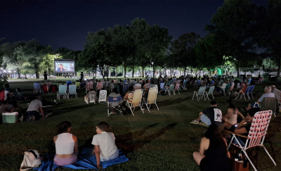 “Cine a la Reposera” llega a Pueblo Esther con una función gratuita en Plaza Cozzoni
