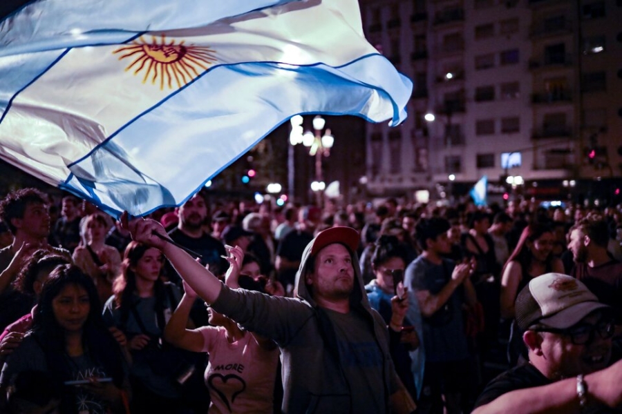 Fuerte rechazo de vecinos al DNU de Milei en distintas ciudades del país