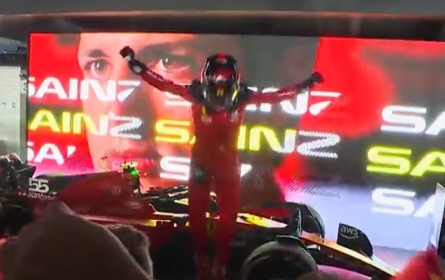 Ganó Sainz con Ferrari y Verstappen terminó quinto