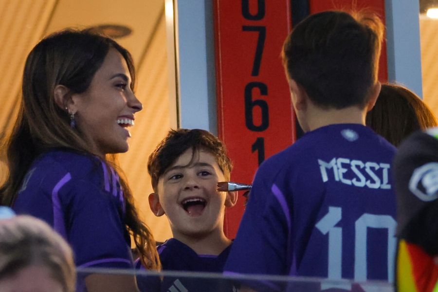 Mateo Messi viendo a su papá jugar y una foto que se hizo viral