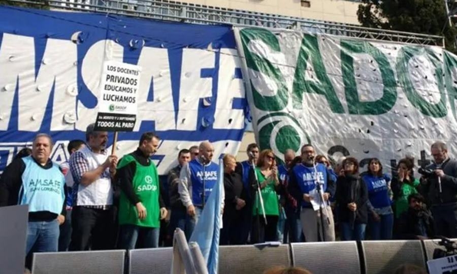 Docentes y médicos realizan su segundo día de huelga, esta vez se suman los estatales