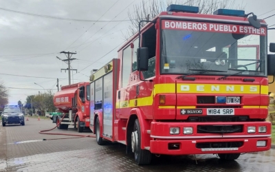 Incendio en Pueblo Esther: bomberos evitaron que el fuego se extendiera a una vivienda lindera