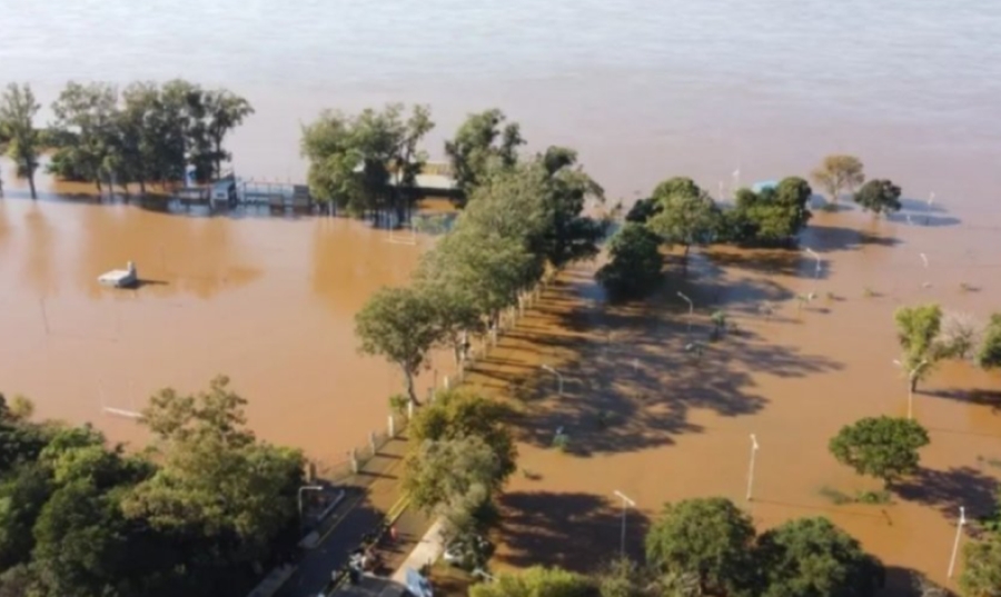 Más de 150 familias evacuadas en Corrientes por las crecidas de los ríos Paraná y Uruguay