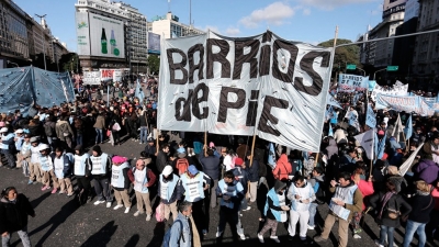 El Gobierno pide que se levante la protesta y amenaza con no conceder más planes sociales