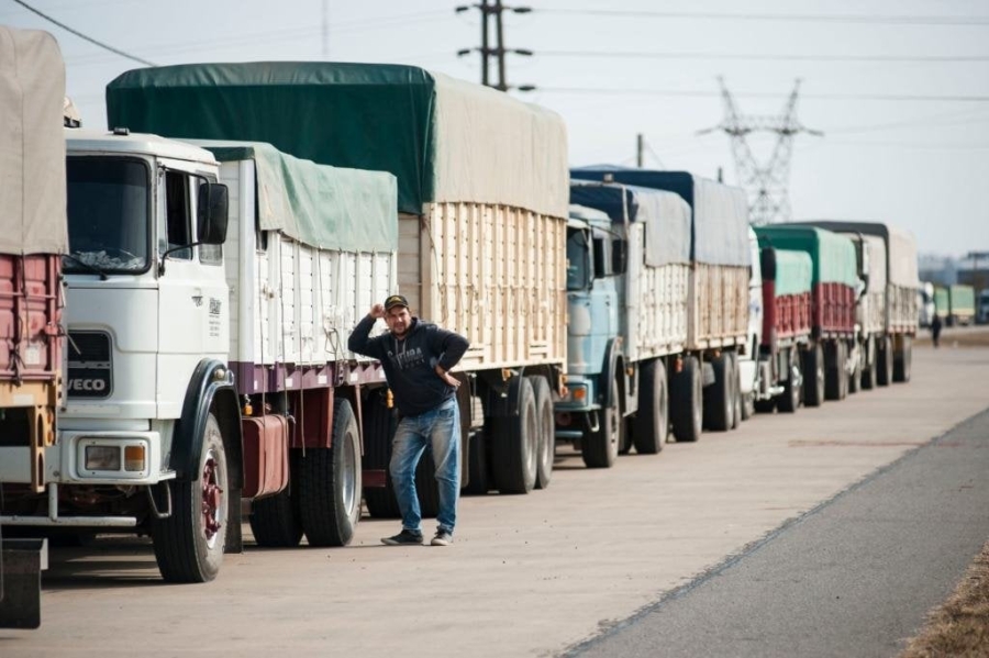 Fleteros en forma de protesta cortan rutas y autopistas