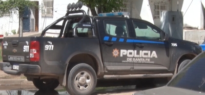 Tres jóvenes demorados con un arma de fuego