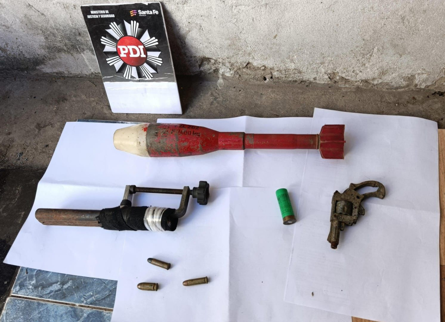 Violencia de género: detuvieron a un hombre y le secuestraron armas y hasta un proyectil de mortero
