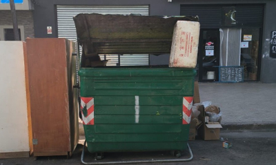 Hallaron un féretro vacío junto a un contenedor de residuos