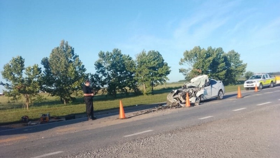 Un auto impactó contra un camión que huyó, en la ruta 34