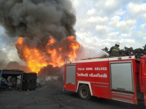 8 dotaciones de Bomberos trabajaron en un incendio en empresa de acopio de carbón en Alvear