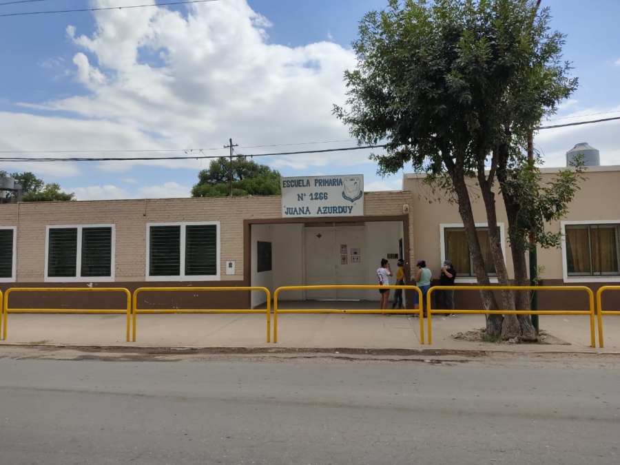 Sentada en la escuela &quot;Juana Azurduy&quot; por mejoras edilicias