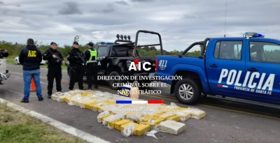 Chocaron y dejaron abandonados más de 400 panes de marihuana