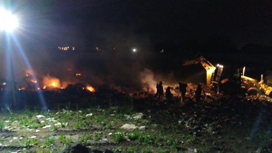 Intenso trabajo de Bomberos de VGG en un incendio de acopio de cartón