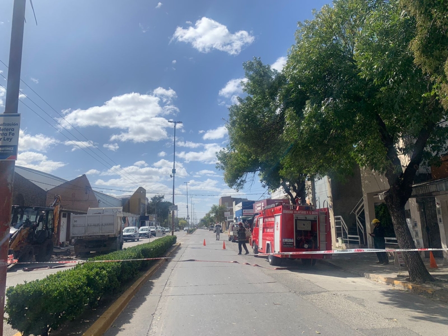 Av. Juan D. Perón, entre Fornieles y Garay, cortado debido a escape de gas