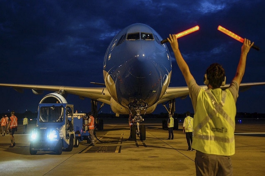 Partió otro vuelo en busca de vacunas rusas