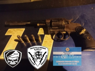 Villa Gobernador Gálvez: detuvieron a un hombre armado con pedido de captura que amenazó a una joven