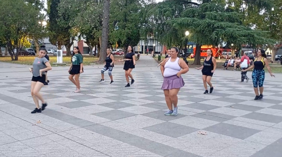Clases de samba en la plaza San Martín de V.G.Gálvez: movimiento, energía y encuentro comunitario