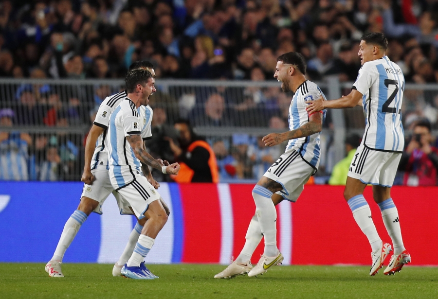 La selección argentina visita Lima como líder para medirse ante Perú