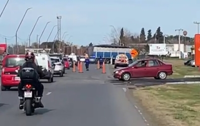 Un camión cargado de maíz volcó parte de su carga en Alvear tras una mala indicación del GPS