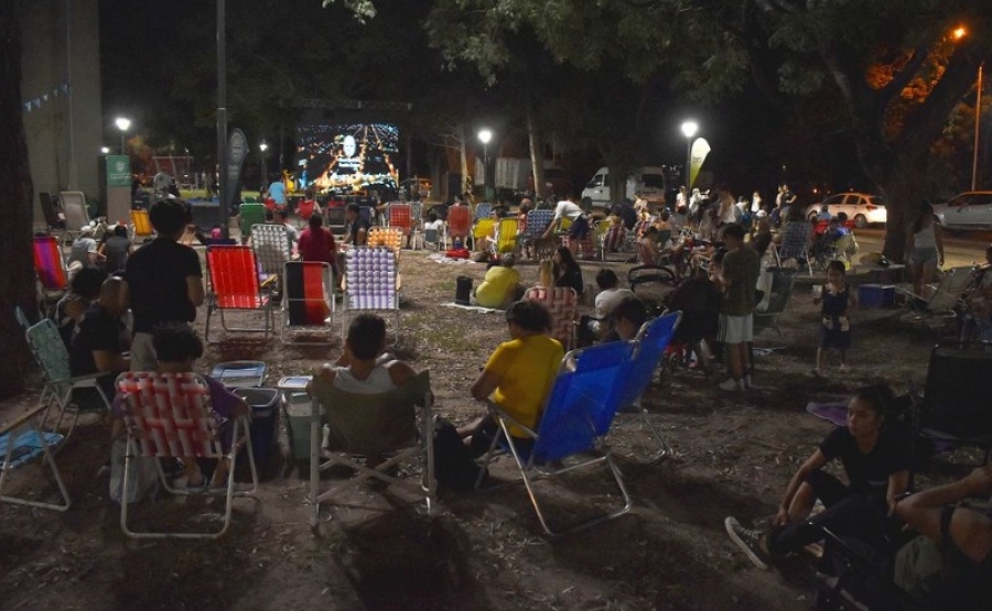 Cine bajo las Estrellas en Pueblo Esther