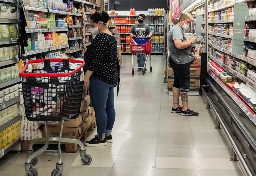 Con productos de consumo esencial, el Gobierno y supermercados analizaron la canasta básica