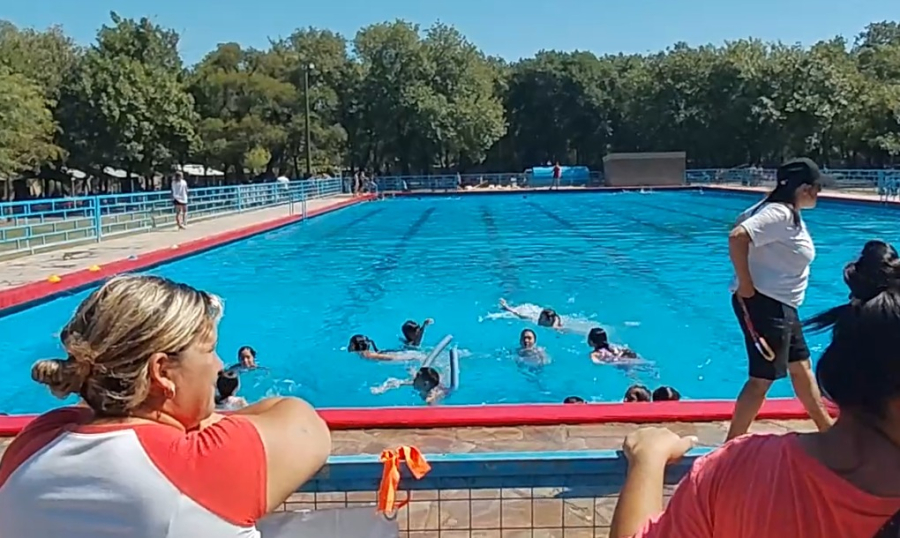 Plena temporada de verano en la pileta del Polideportivo de la Cooperativa Integral
