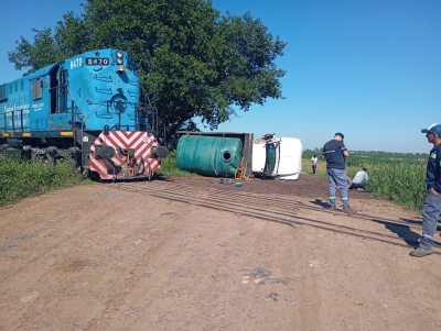 Choque entre una locomotora y un camión municipal en Alvear: tres heridos trasladados al sanatorio MAPASI