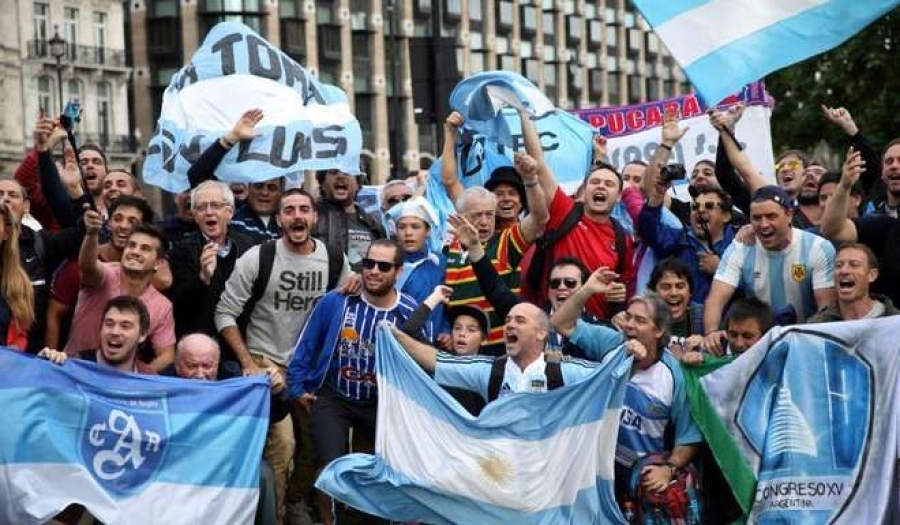 Banderazo de hinchas argentinos en Londres antes del choque con Italia