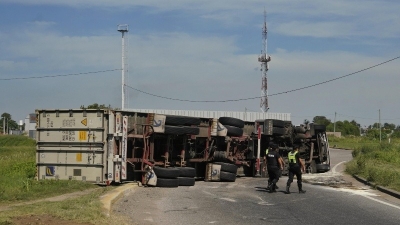 Incidente en Circunvalación: Camionero vuelca tras ser amenazado por motochorros