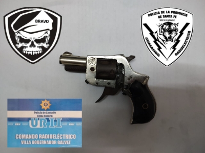 V.G.Gálvez: un hombre fue aprehendido tras arrojar un arma de fuego al ser identificado por la policía