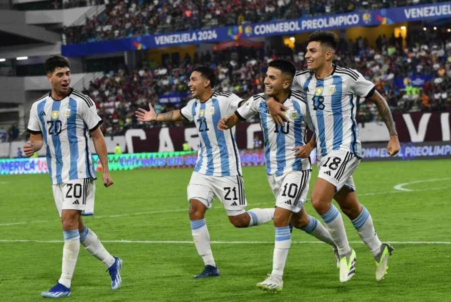 Argentina igualó a Venezuela en un polémico final