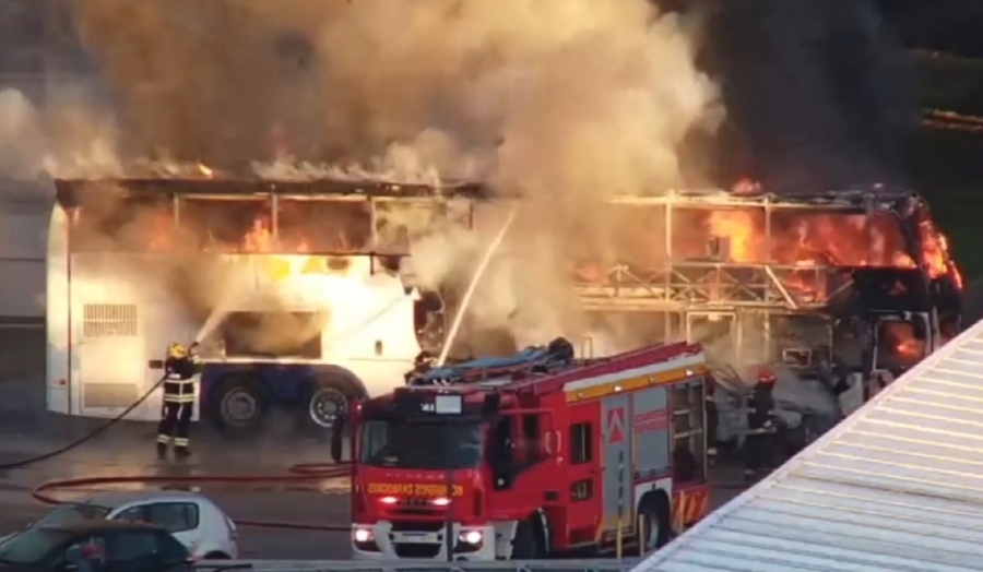 Se incendia una camioneta policial y el fuego se propaga a un colectivo en la terminal Mariano Moreno