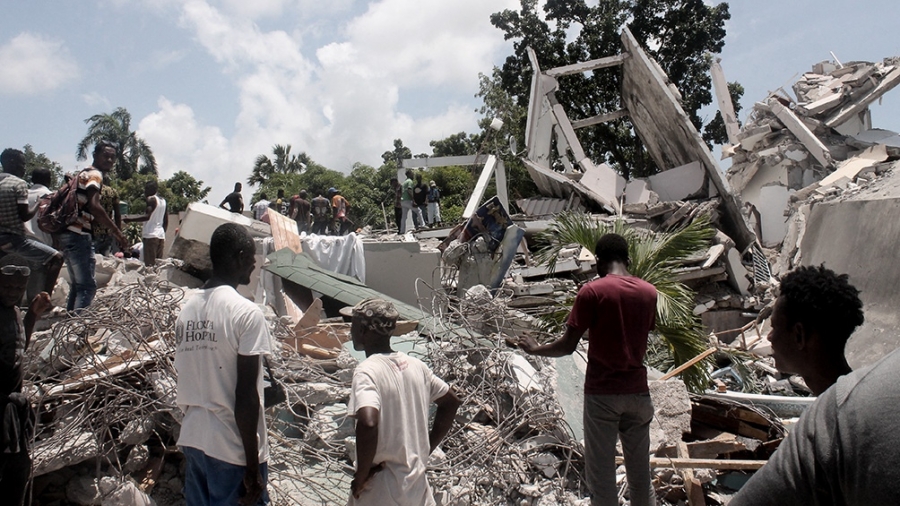 724 muertos y cientos de personas atrapadas dejó el terremoto en Haití